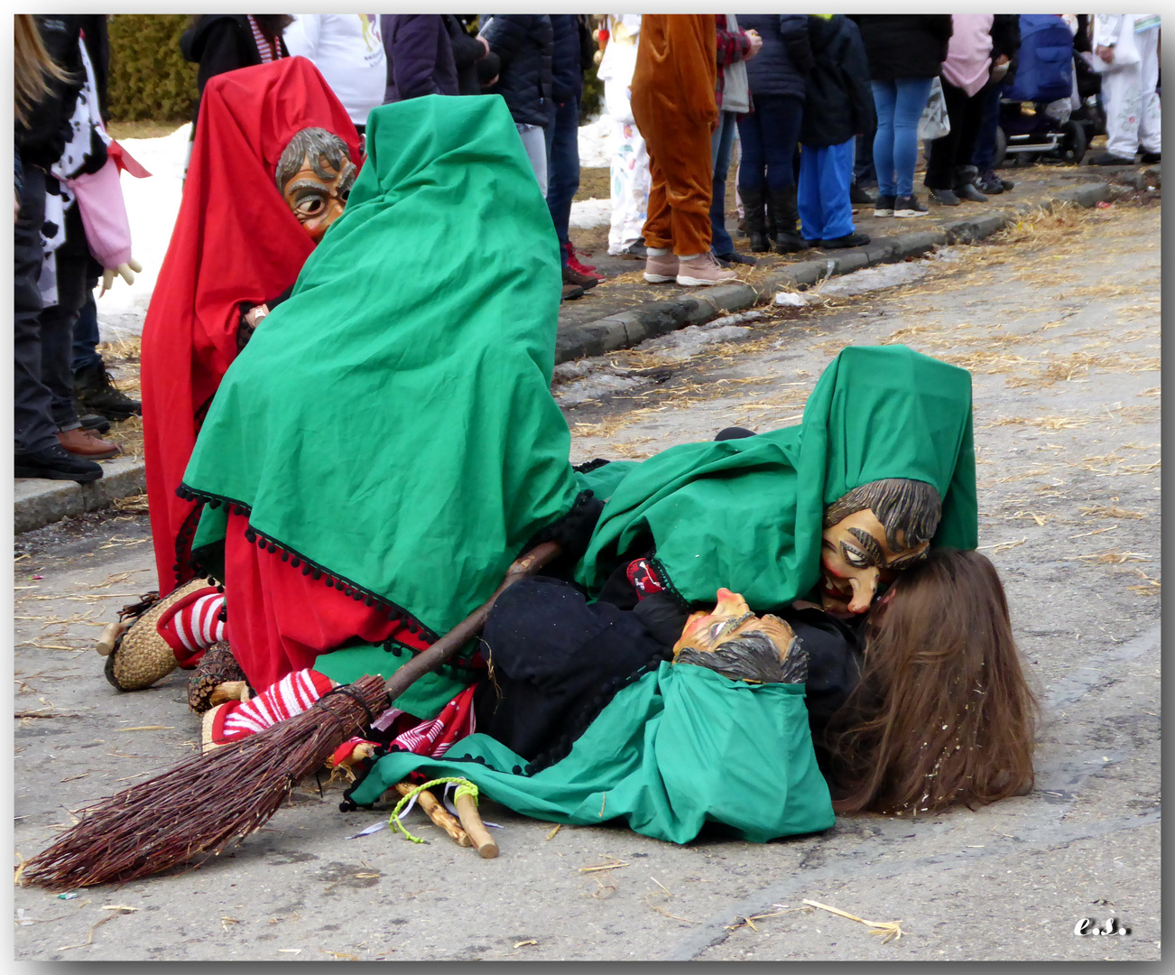 Bei der alemannischen Fasnet geht’s ganz schön heiß her. Umzug in Friedenweiler