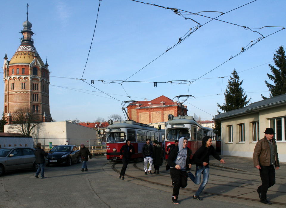 Bei der Ankunft einer Straßenbahn am Stefan-Fadinger-Platz