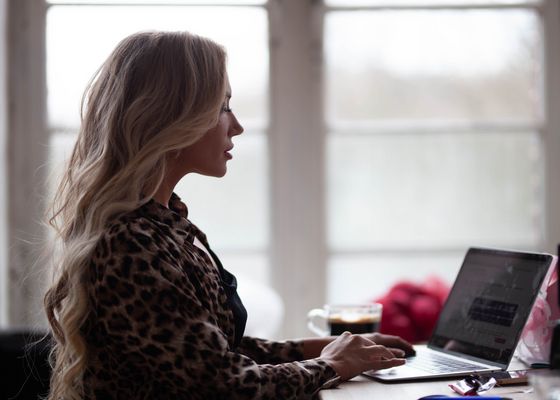 Bei der Arbeit am pc