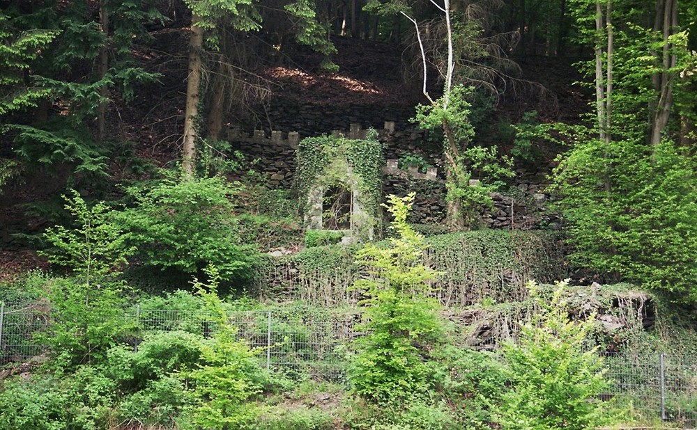 Bei der Müngstener Brücke in Solingen birgt der Wald ....