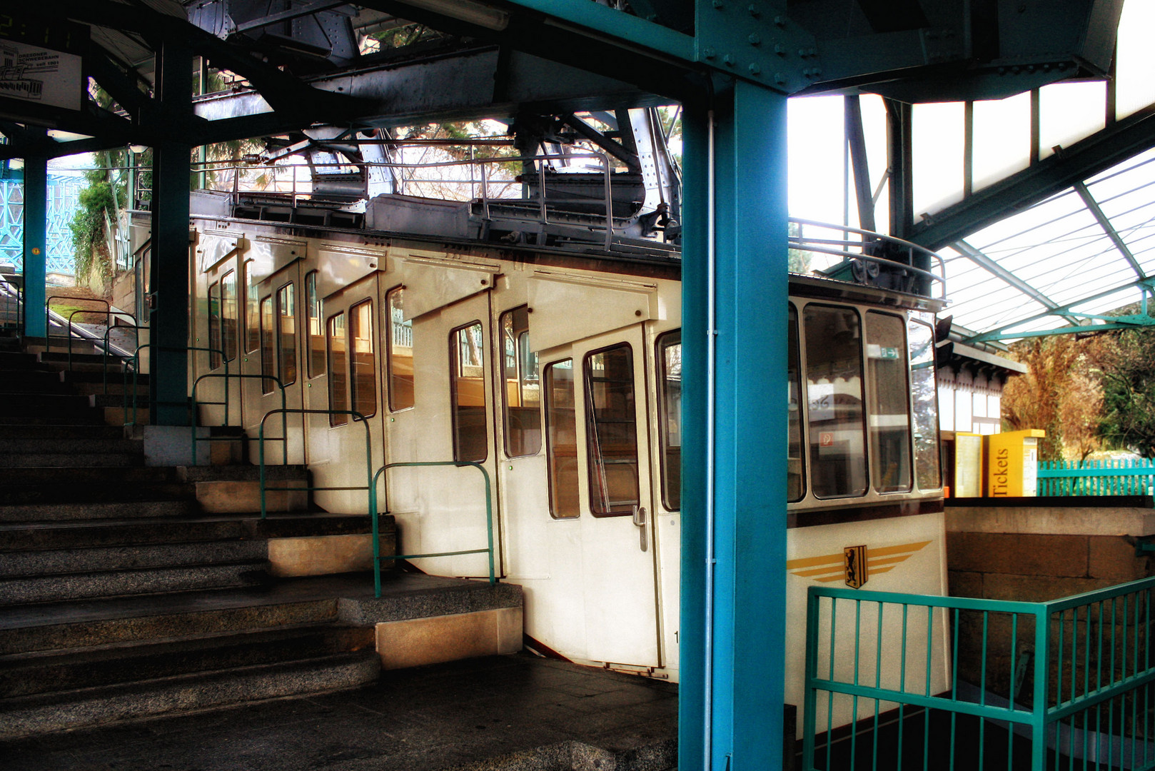 bei der schwebebahn am körnerplatz