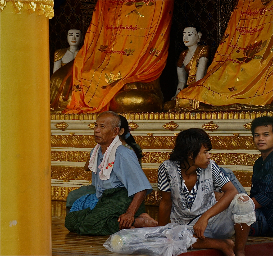 bei der shwedgon, burma 2011