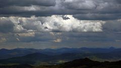 Bei der Suche nach einem recht finsteren Bild mit unaufgeräumtem Himmel....