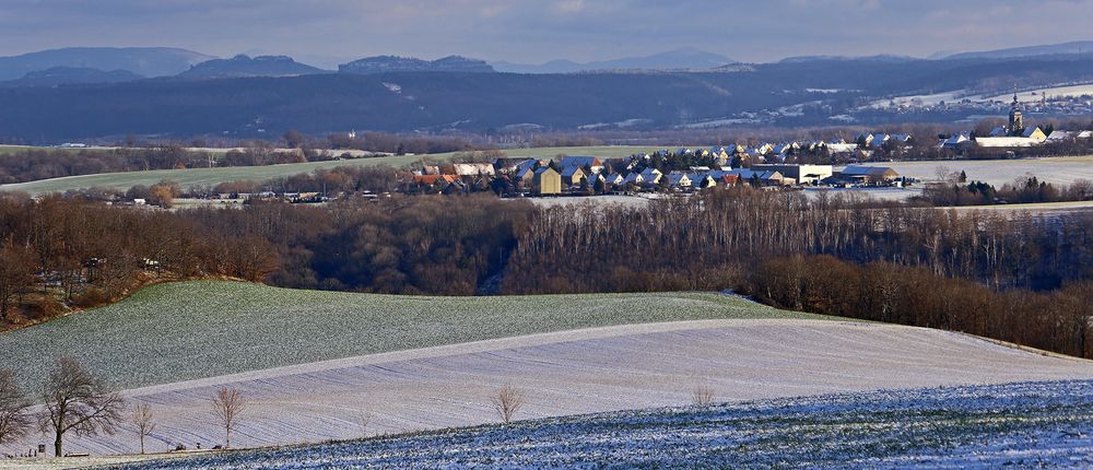 Bei dieser Aufnahme sind Gorisch, Papststein und Kleinhennersdorfer Steine mit auf dem Bild,