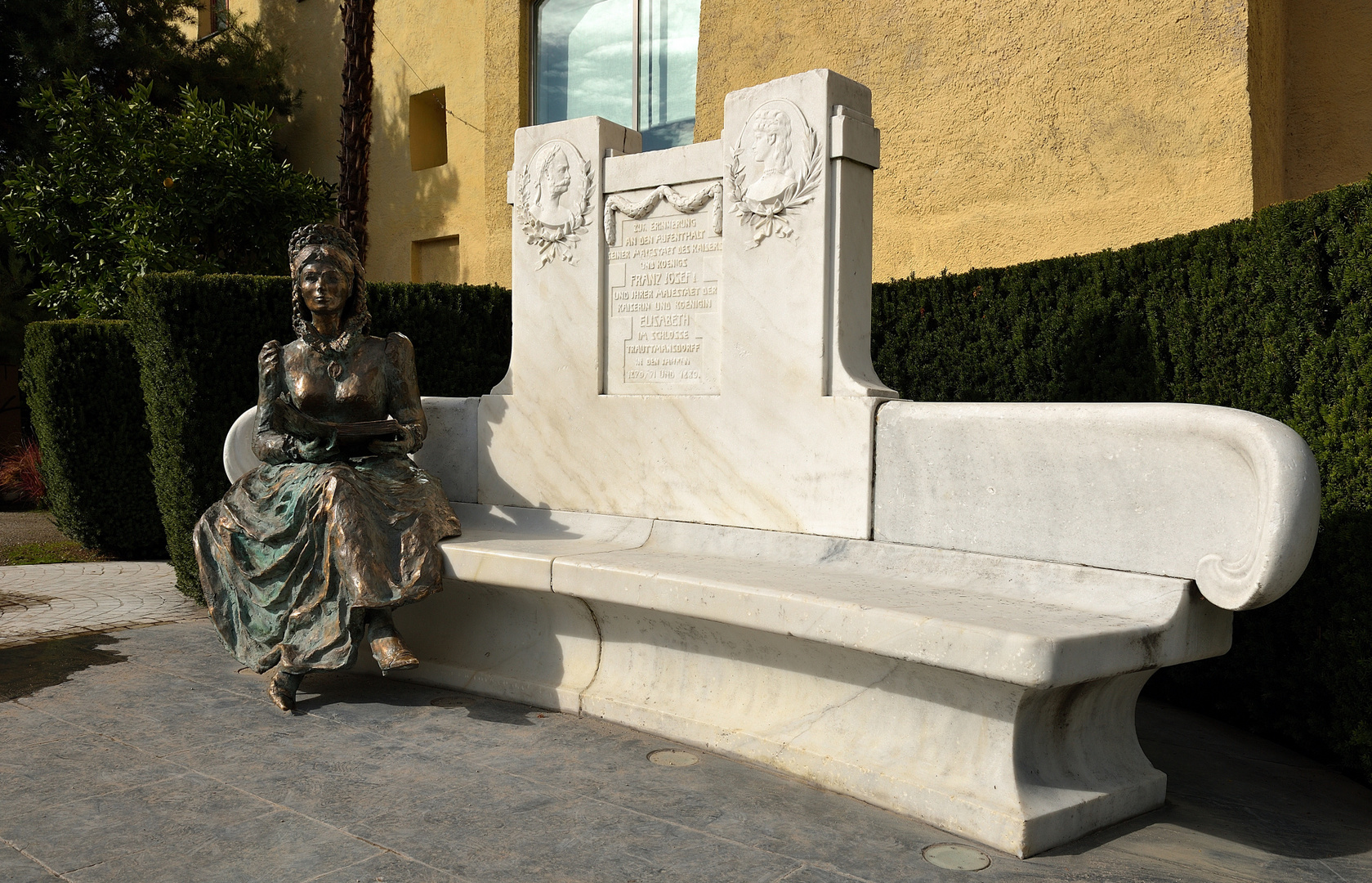 Bei einem Besuch der Gärten von Schloss Trauttmansdorff (Meran) begibt man..