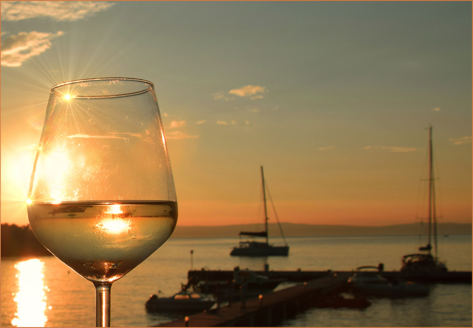 bei einem Glas Wein Foto & Bild stillleben