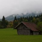 Bei Grainau unterhalb der in Wolken gehüllten Zugspitze