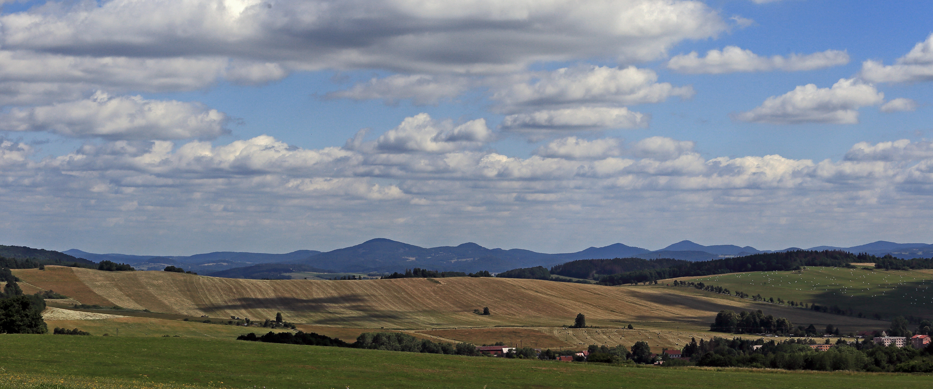 Bei guten Sichtbedingungen für den Sommer von der böhmischen Vitov- Aussicht...