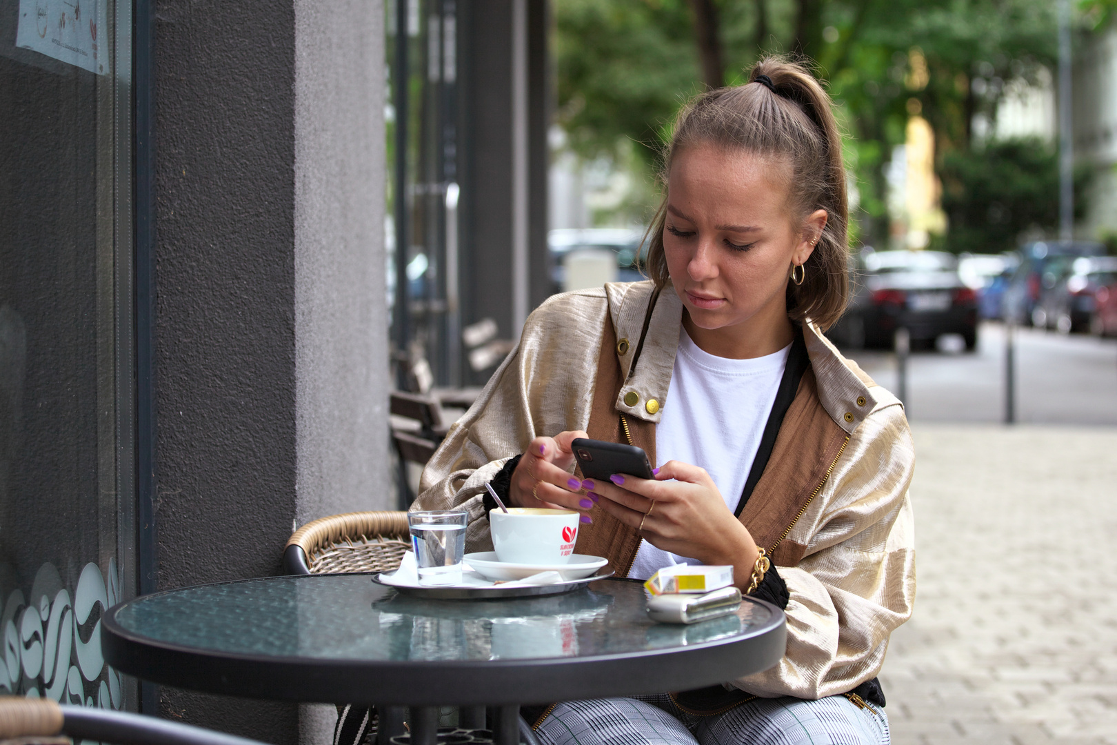 Bei Kaffe mit Smartphone ...