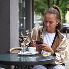 Bei Kaffe mit Smartphone ...