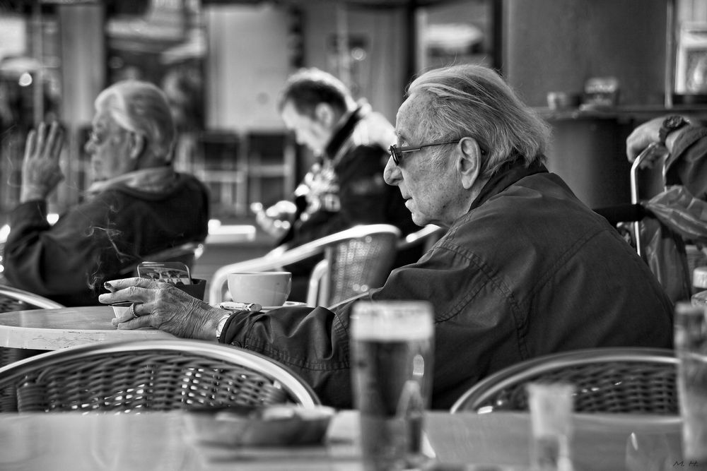 Bei Kaffee und Cigarette im Vorfrühling ...