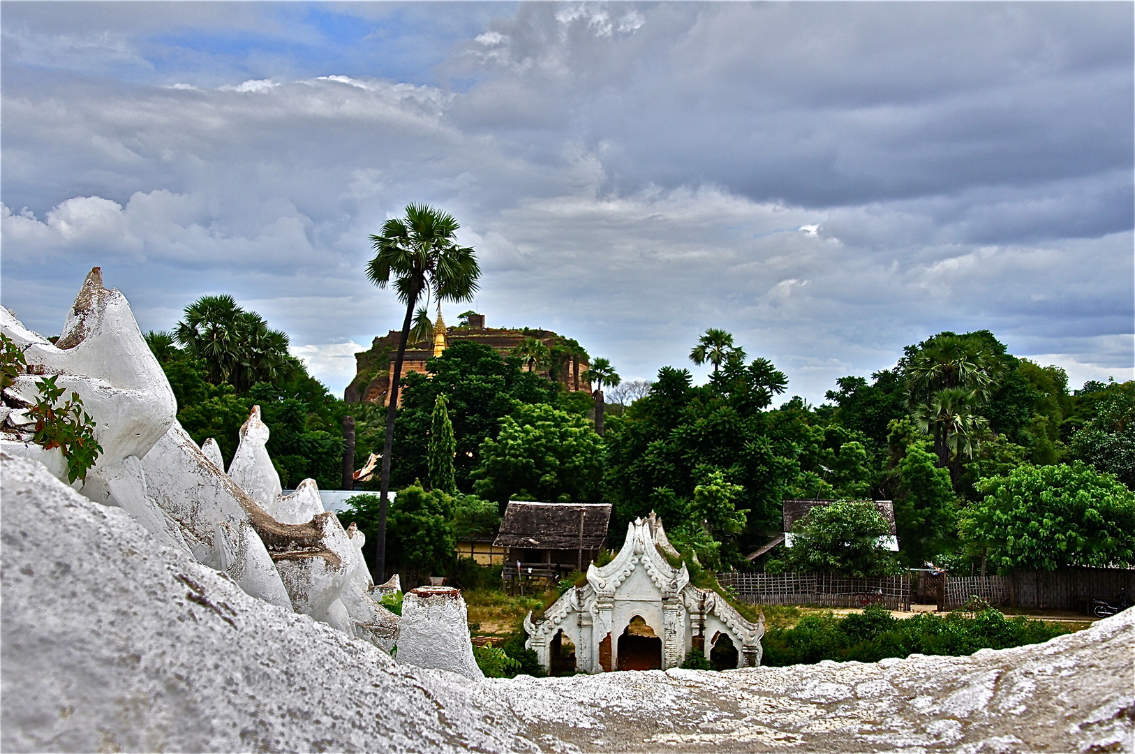 bei mingun, burma 2011