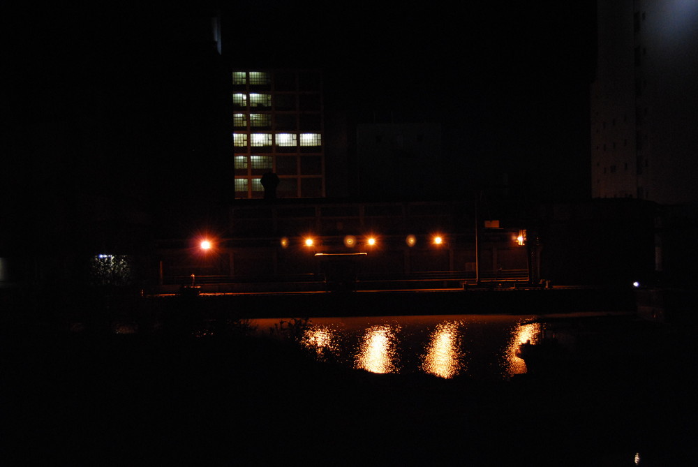 Bei Nacht am Hafen ein Schiff dort liegt...