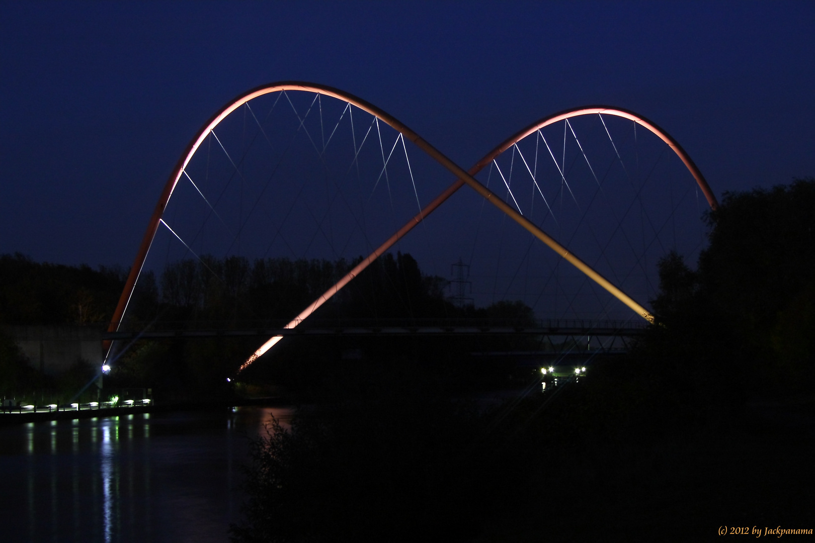 Bei Nacht: Doppelbogenbrücke über den Rhein-Herne-Kanal