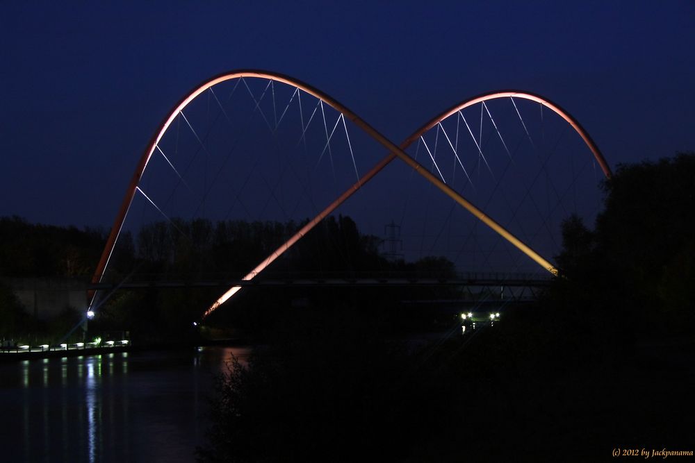 Bei Nacht: Doppelbogenbrücke über den Rhein-Herne-Kanal