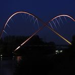 Bei Nacht: Doppelbogenbrücke über den Rhein-Herne-Kanal