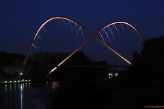 Bei Nacht: Doppelbogenbrücke über den Rhein-Herne-Kanal