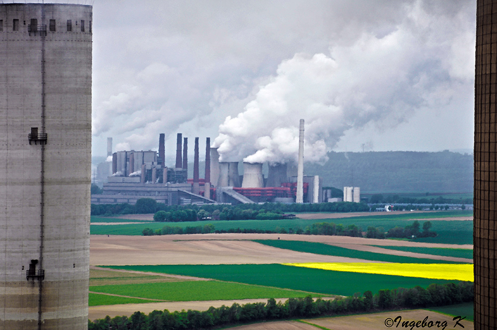 Bei Regen - Kraftwerk Neurath vom Dach des Kühlhauses Kraftwerk Niederaußem