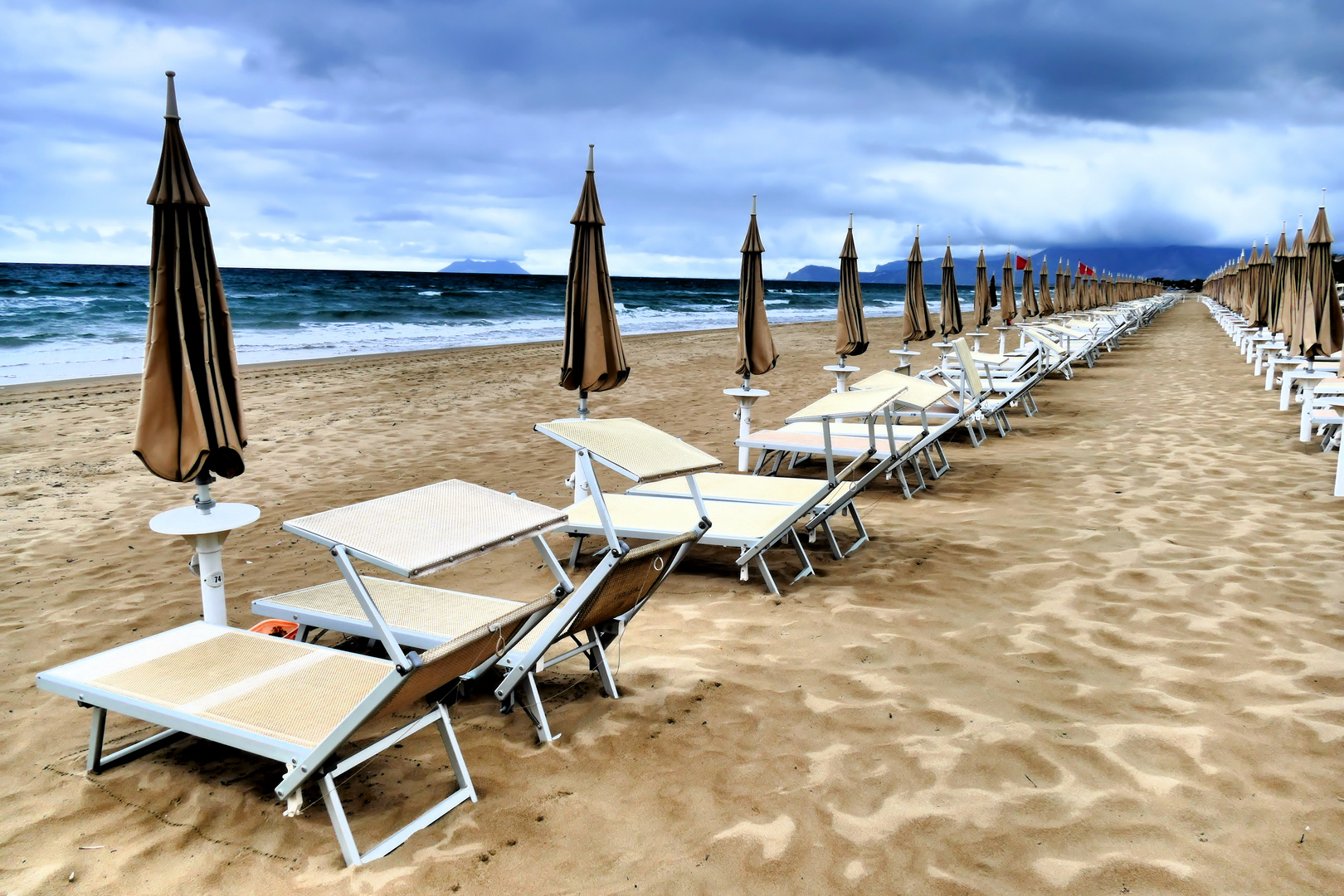 Bei schlechtem Wetter in Sperlonga in Italien bleibt der Strand leer