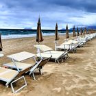 Bei schlechtem Wetter in Sperlonga in Italien bleibt der Strand leer