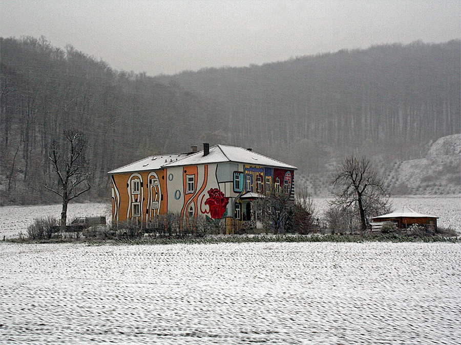 ... bei Schneetreiben ist der Käfer beim Haus der kleinen Laster zu finden ...