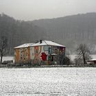 ... bei Schneetreiben ist der Käfer beim Haus der kleinen Laster zu finden ...