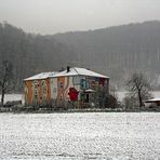 ... bei Schneetreiben ist der Käfer beim Haus der kleinen Laster zu finden ...