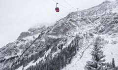 Bei solch einem Wetter wünscht man sich, man sässe in der Seilbahn.