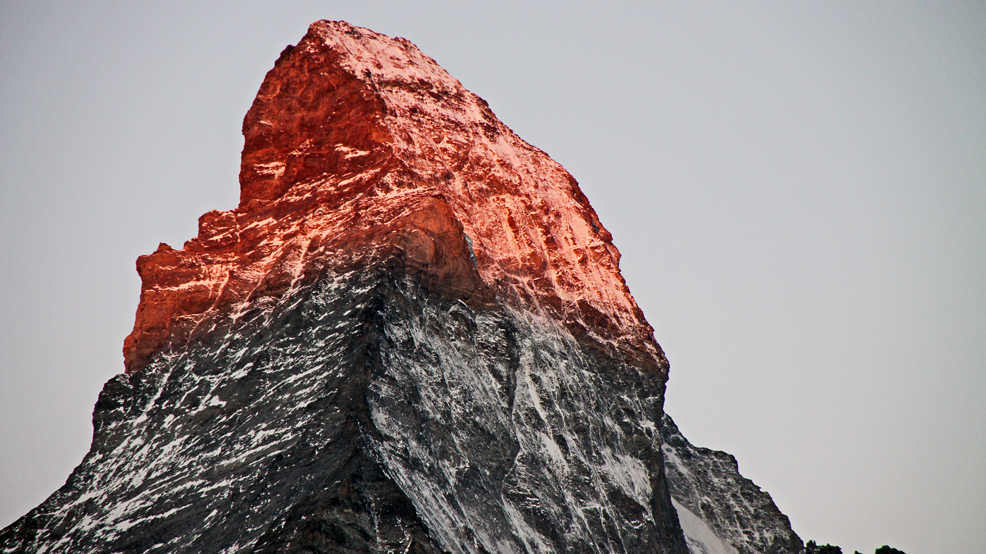 Bei Sonne bekommt das Horn aller Hörner jeden Morgen in Zermatt ....