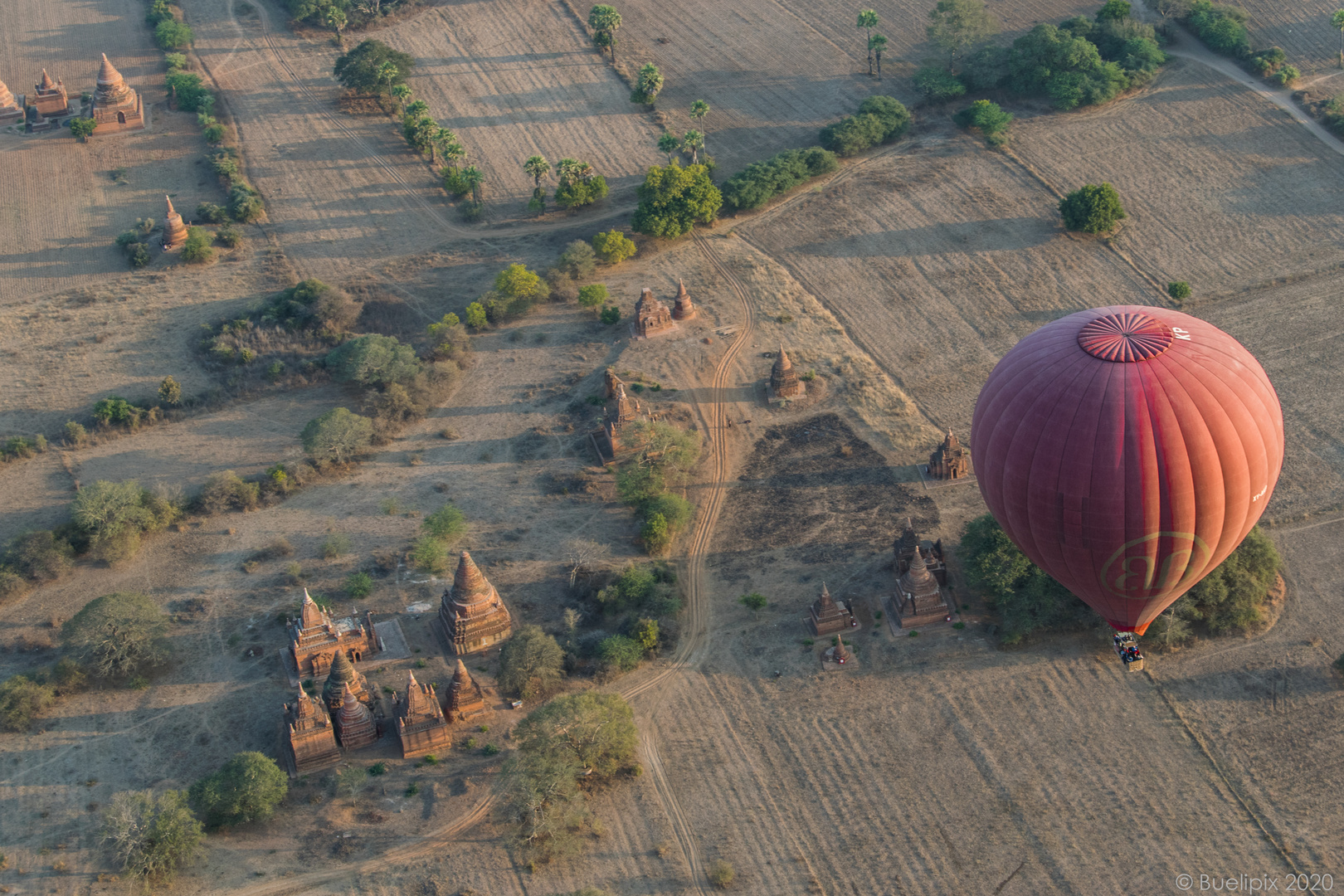 bei Sonnenaufgang im Ballon über die alten Tempel von Bagan (© Buelipix)
