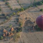 bei Sonnenaufgang im Ballon über die alten Tempel von Bagan (© Buelipix)