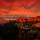 bei Sonnenaufgang links die Rosengartengruppe der Langkofel im Hintergrund die Ortlergruppe