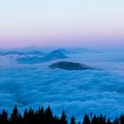 Bei Sonnenaufgang über den Wolken