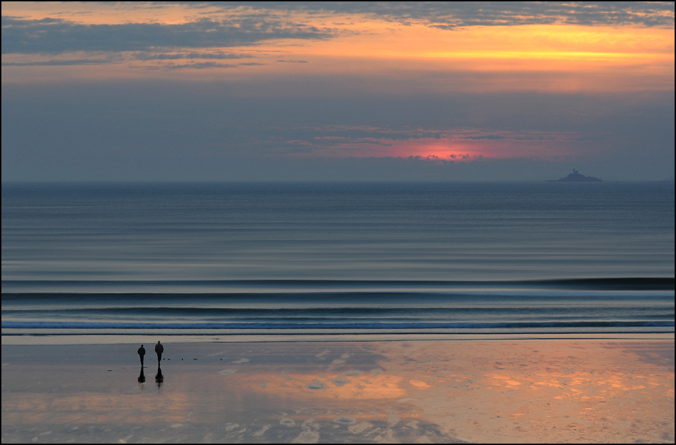 bei sonnenuntergang am strand