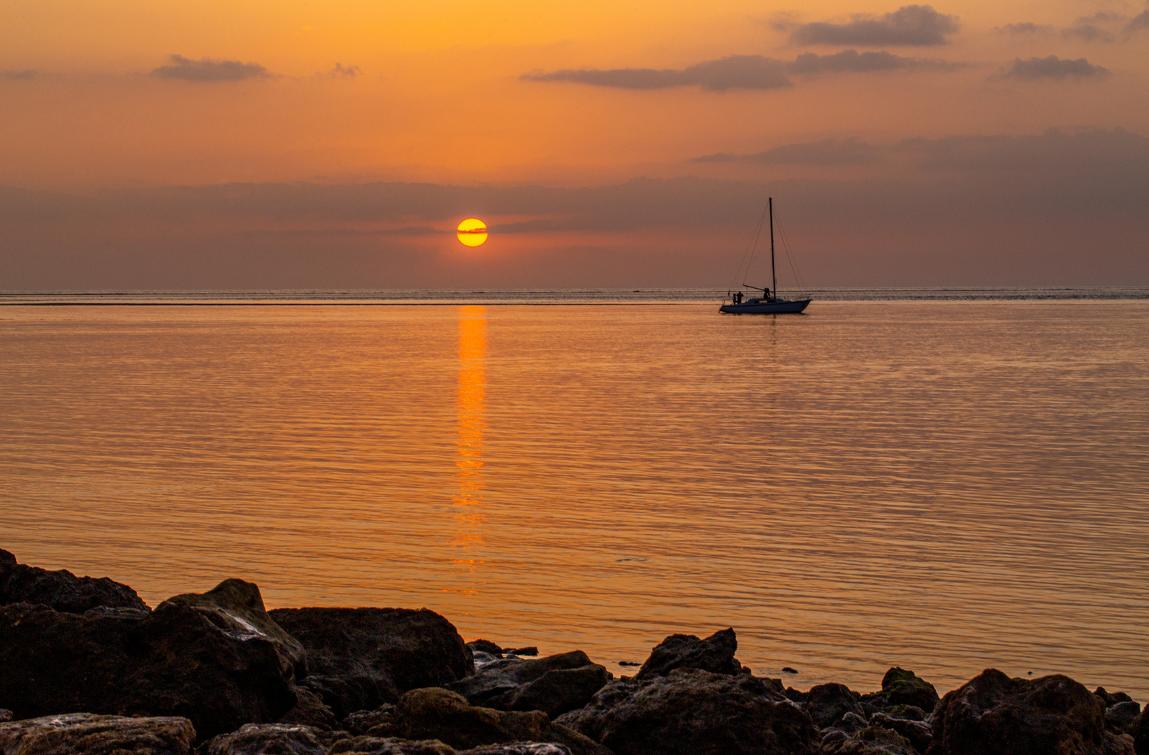 Bei Sonnenuntergang und vor der Einfahrt in den Hafen von Sancti Petri