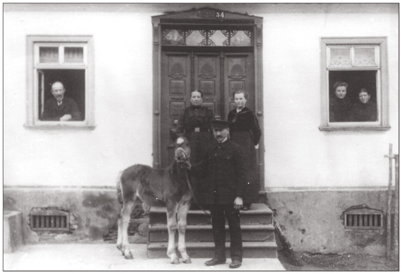 bei uns im Dorf    vermtl.  1915 von  Ute Allendoerfer