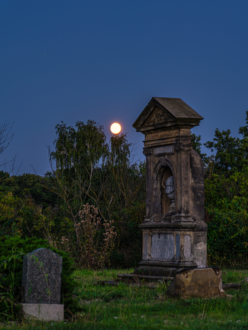 Bei Volllmond auf dem Wiperti-Friedhof