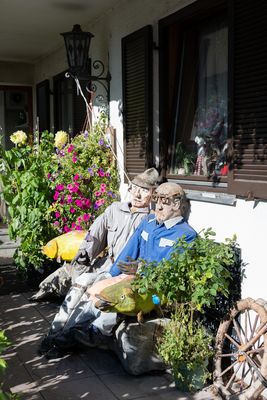 Beide genießen die Sonne und die Blüten