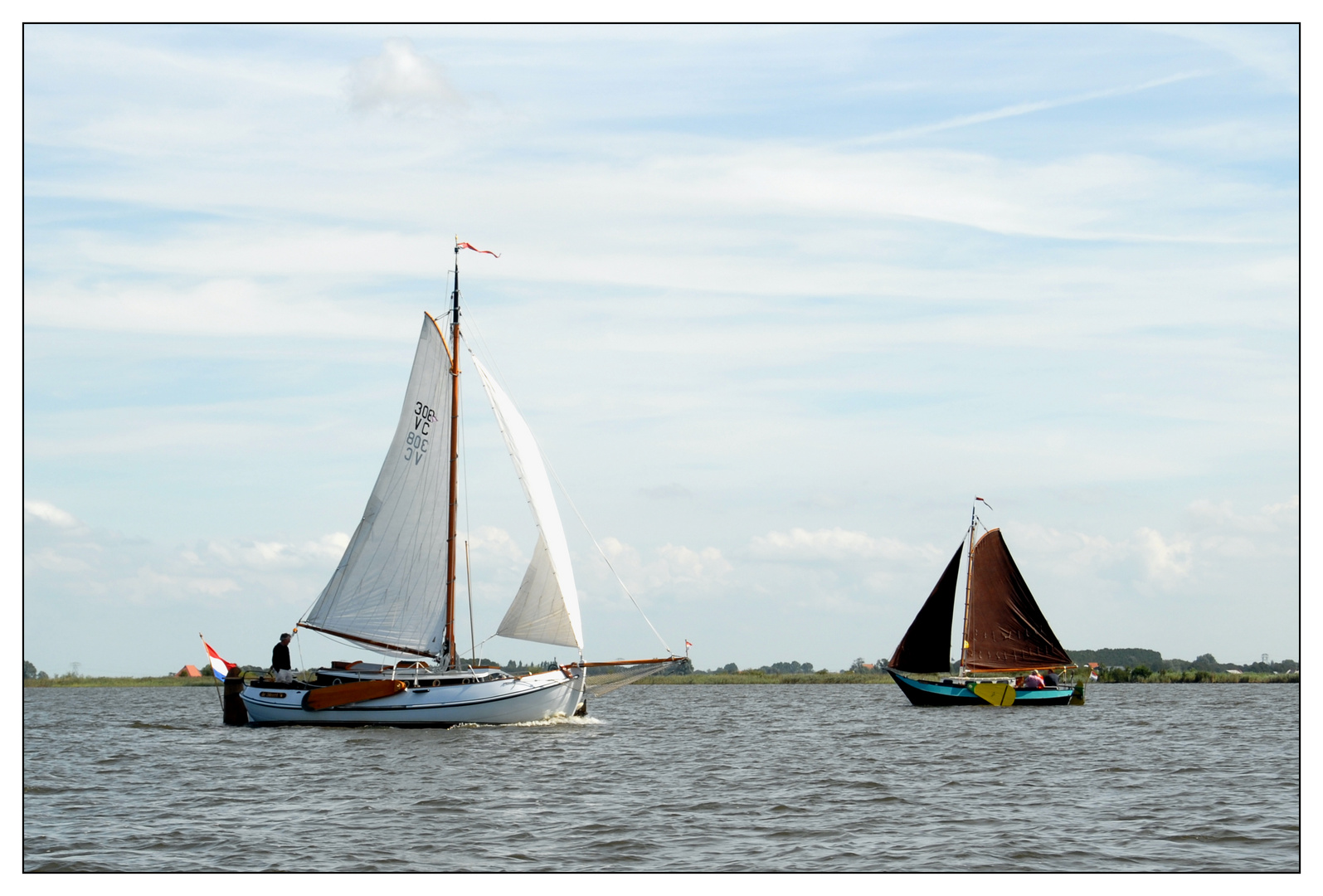 Beide Plattbodenboote in der Nähe von Sloten