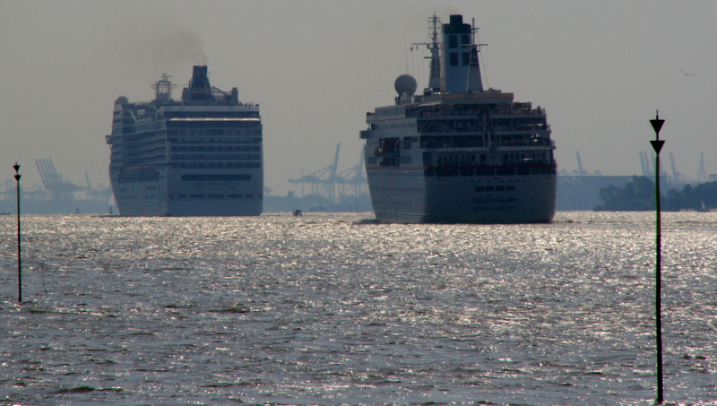 Beide Traumschiffe nun auf dem Weg in den Hamburger Hafen