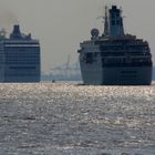 Beide Traumschiffe nun auf dem Weg in den Hamburger Hafen