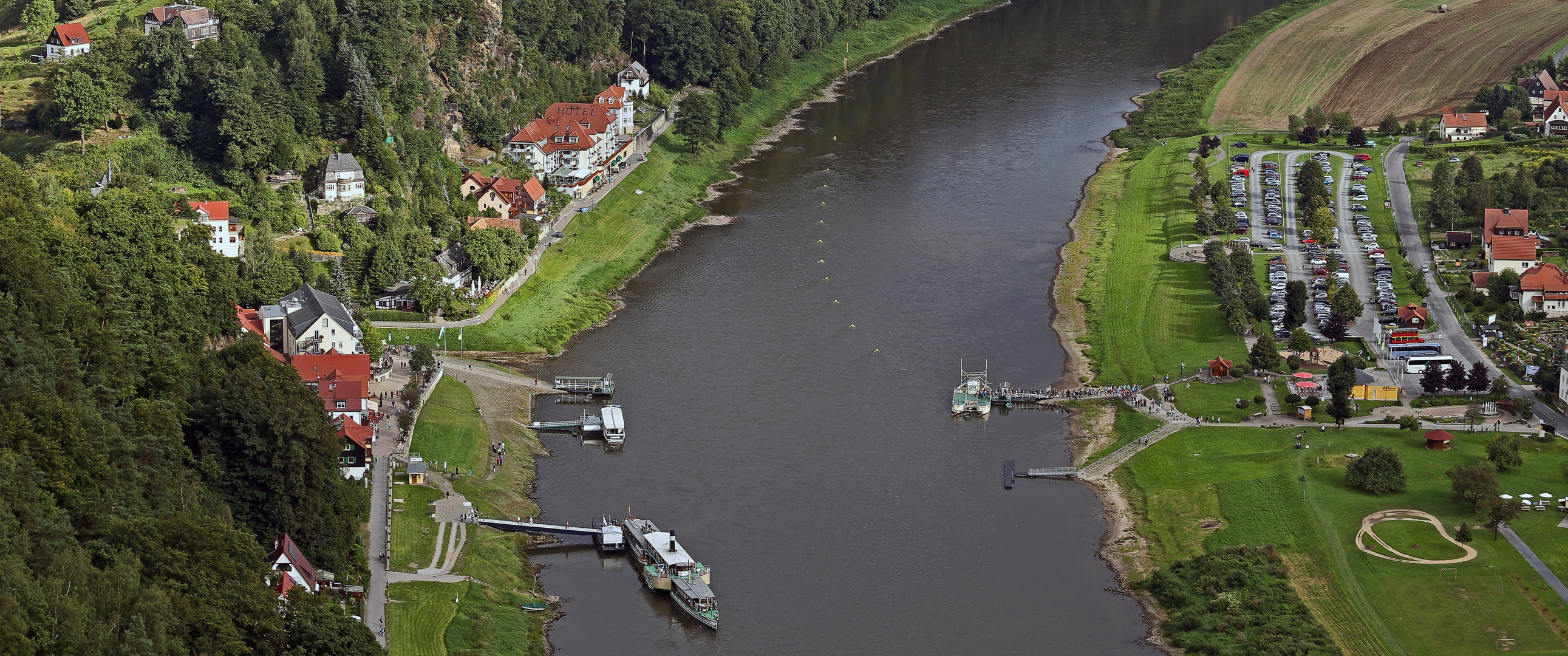 Beiderseits der Elbe am Fuße der Bastei in der Sächsischen Schweiz