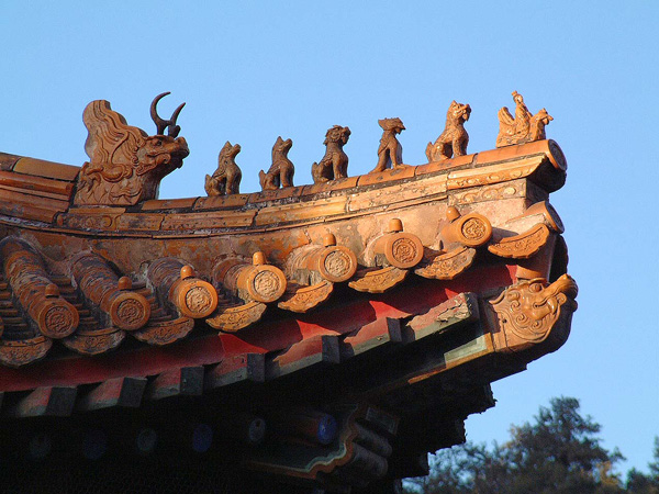 Beijing, Fabeltiere auf dem Dach vom Pavillon des Duftenden Buddhas