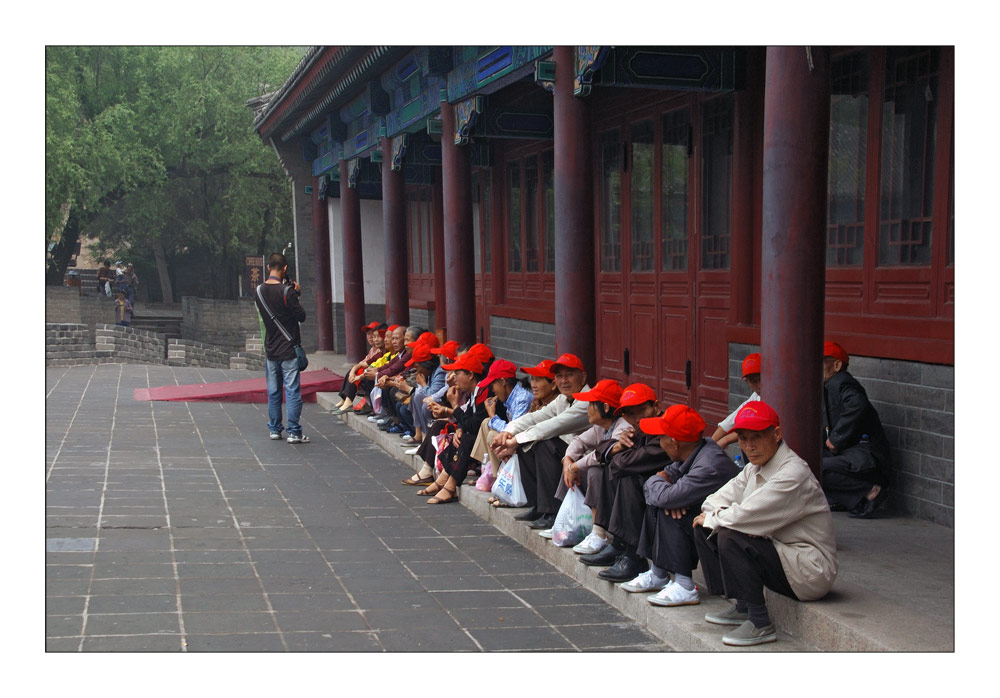 Beijing: Red Caps - Rote Mützen