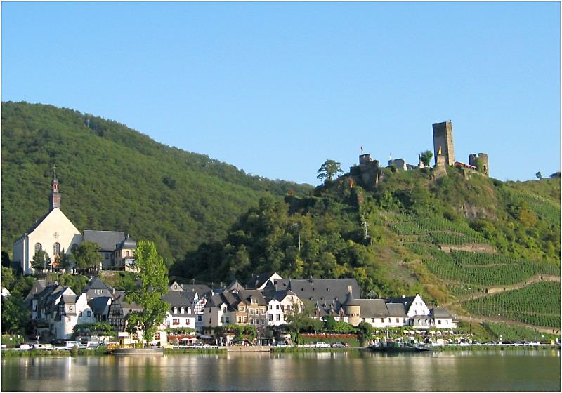 Beilstein an der Mosel mit der Ruine der Burg Metternich