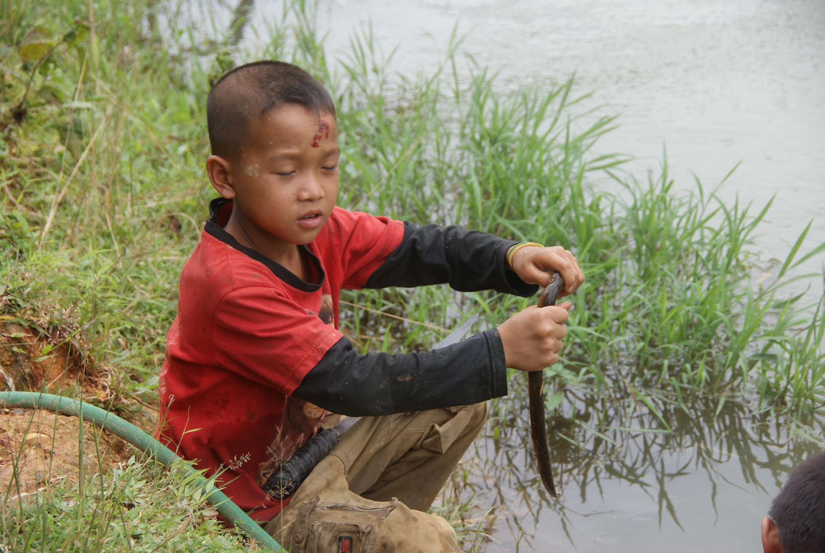 beim aalfang nahe vang vieng, und ganz stolz hat er ihn uns präsentiert, laos 2010