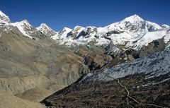 Beim Abstieg vom Thorong La mit dem  Chulu (6585 m)