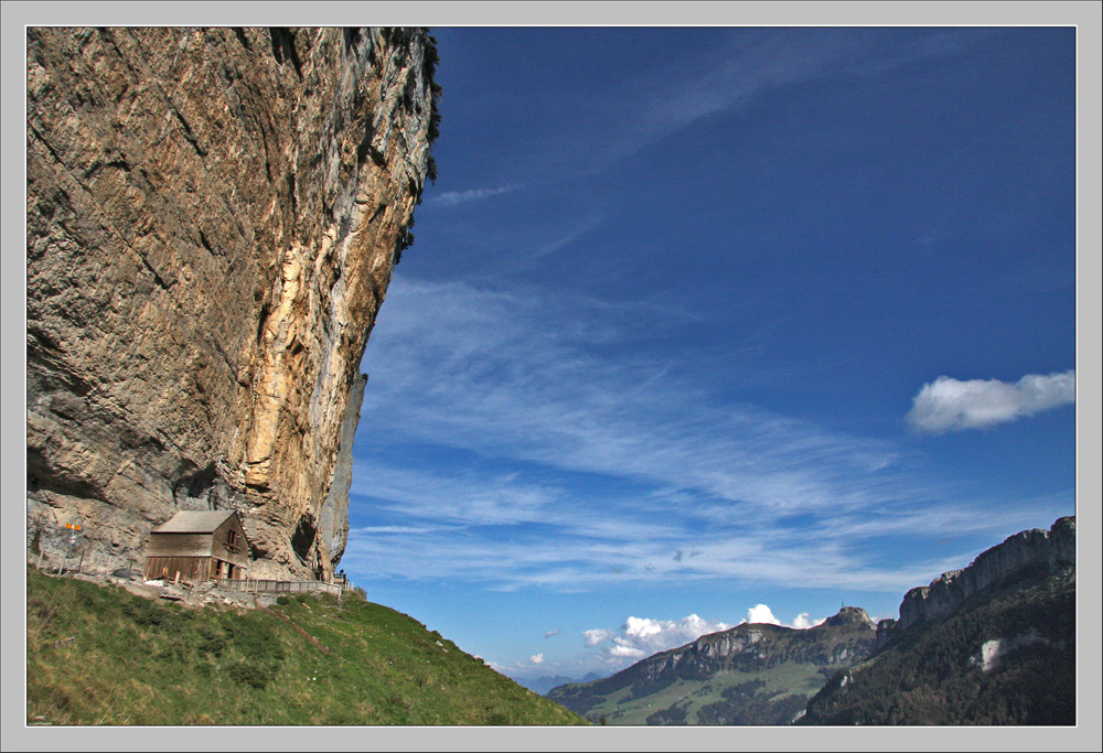 Beim Aescher Wildkirchli mit Sicht auf Hohen Kasten