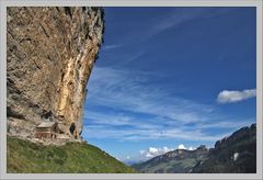 Beim Aescher Wildkirchli mit Sicht auf Hohen Kasten