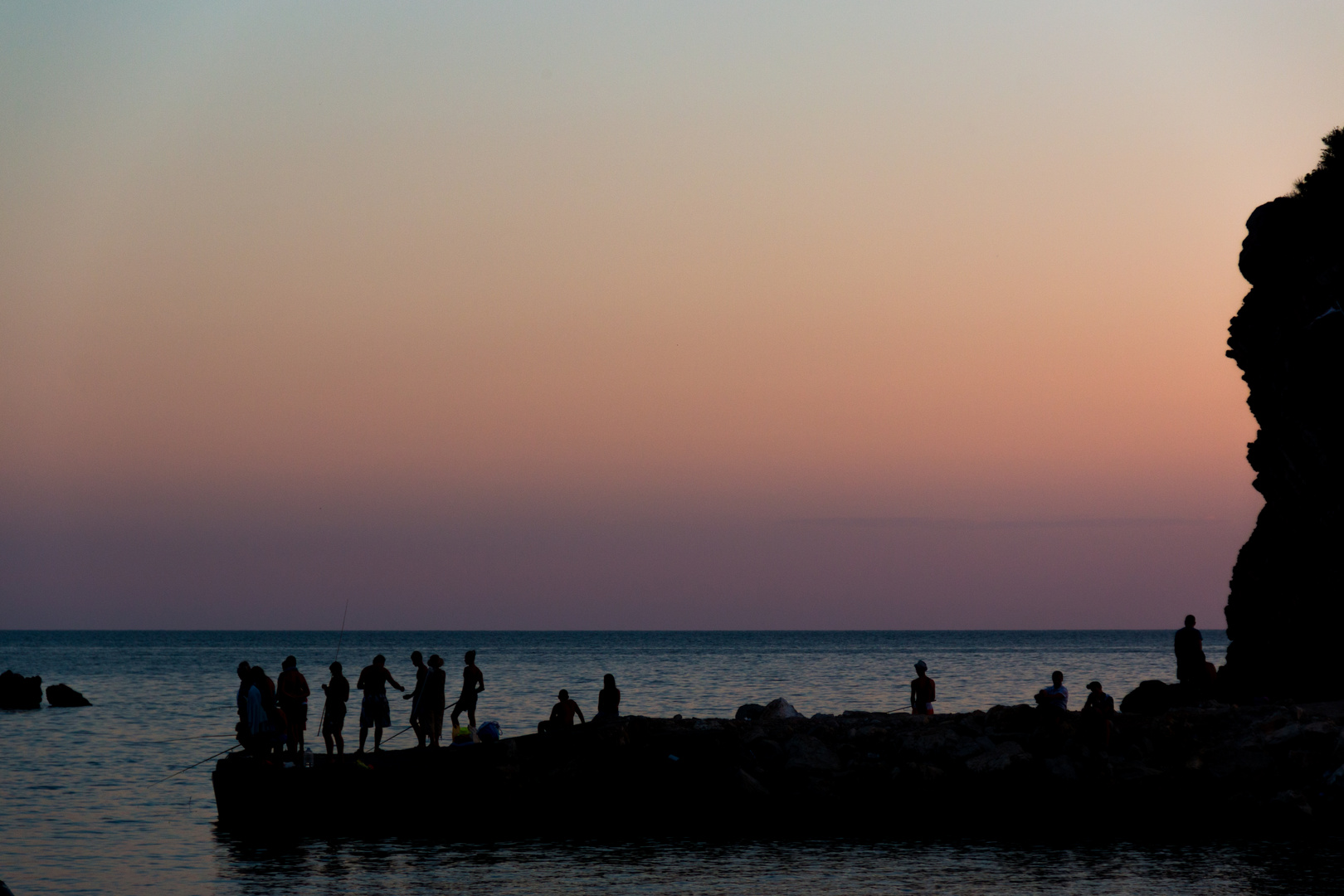 Beim Angeln am Meer in der Abenddämmerung. Montenegro/Sutomore